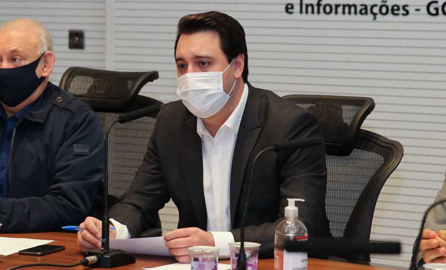 O Governador Carlos Massa Ratinho Junior em reuniao nesta quarta-feira (03/06),  com  Superintendente Geral do Hospital Erasto Gaertner, Adriano Lago, Secretário de Estado da Saude, Beto Preto e deputados no Palácio Iguaçu.  Curitiba, 03/06/2020 - Foto: Geraldo Bubniak/AEN