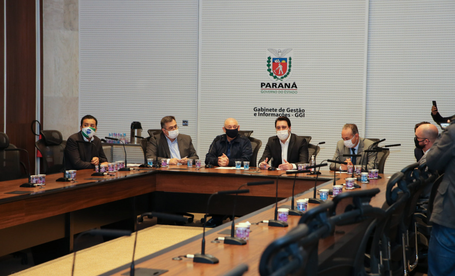O Governador Carlos Massa Ratinho Junior em reuniao nesta quarta-feira (03/06),  com  Superintendente Geral do Hospital Erasto Gaertner, Adriano Lago, Secretário de Estado da Saude, Beto Preto e deputados no Palácio Iguaçu.  Curitiba, 03/06/2020 - Foto: Geraldo Bubniak/AEN