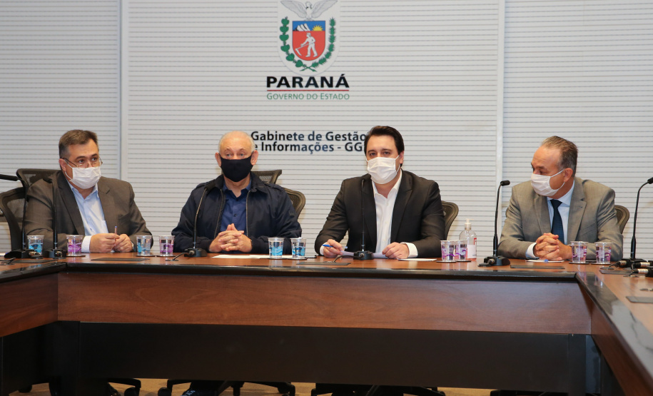 O Governador Carlos Massa Ratinho Junior em reuniao nesta quarta-feira (03/06),  com  Superintendente Geral do Hospital Erasto Gaertner, Adriano Lago, Secretário de Estado da Saude, Beto Preto e deputados no Palácio Iguaçu.  Curitiba, 03/06/2020 - Foto: Geraldo Bubniak/AEN