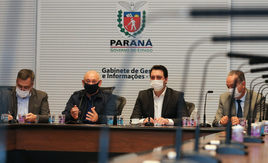 O Governador Carlos Massa Ratinho Junior em reuniao nesta quarta-feira (03/06),  com  Superintendente Geral do Hospital Erasto Gaertner, Adriano Lago, Secretário de Estado da Saude, Beto Preto e deputados no Palácio Iguaçu.  Curitiba, 03/06/2020 - Foto: Geraldo Bubniak/AEN