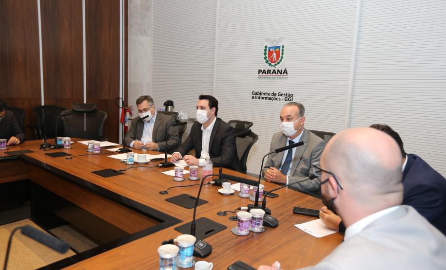 O Governador Carlos Massa Ratinho Junior em reuniao nesta quarta-feira (03/06),  com  Superintendente Geral do Hospital Erasto Gaertner, Adriano Lago, Secretário de Estado da Saude, Beto Preto e deputados no Palácio Iguaçu.  Curitiba, 03/06/2020 - Foto: Geraldo Bubniak/AEN
