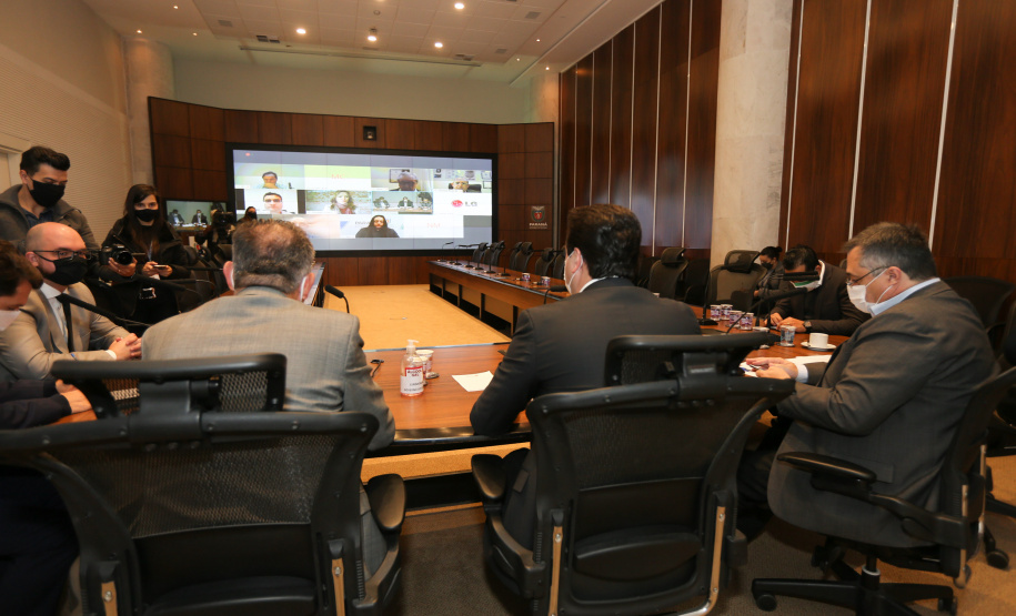 O Governador Carlos Massa Ratinho Junior em reuniao nesta quarta-feira (03/06),  com  Superintendente Geral do Hospital Erasto Gaertner, Adriano Lago, Secretário de Estado da Saude, Beto Preto e deputados no Palácio Iguaçu.  Curitiba, 03/06/2020 - Foto: Geraldo Bubniak/AEN