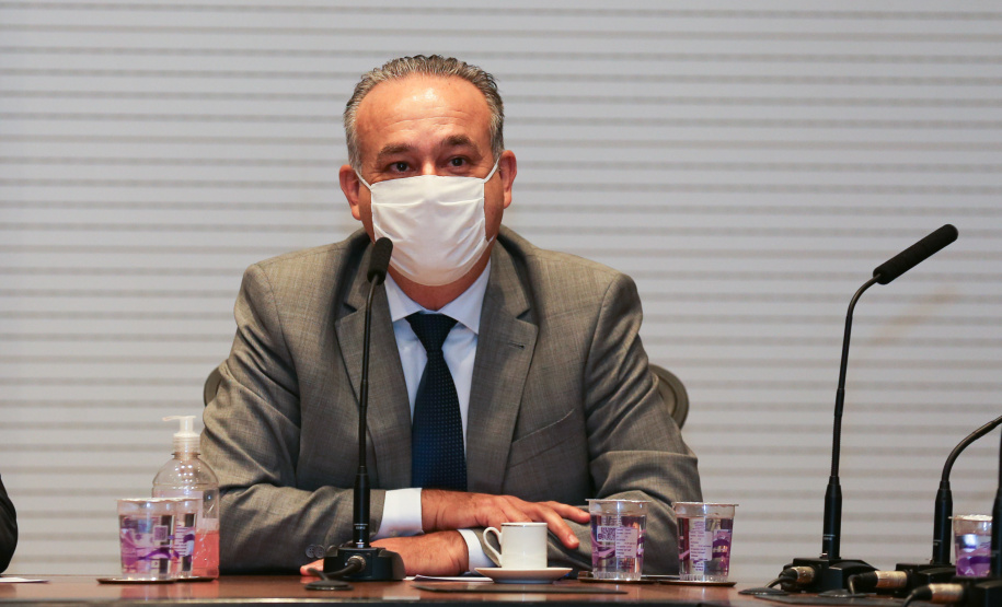 O Governador Carlos Massa Ratinho Junior em reuniao nesta quarta-feira (03/06),  com  Superintendente Geral do Hospital Erasto Gaertner, Adriano Lago, Secretário de Estado da Saude, Beto Preto e deputados no Palácio Iguaçu.  Curitiba, 03/06/2020 - Foto: Geraldo Bubniak/AEN