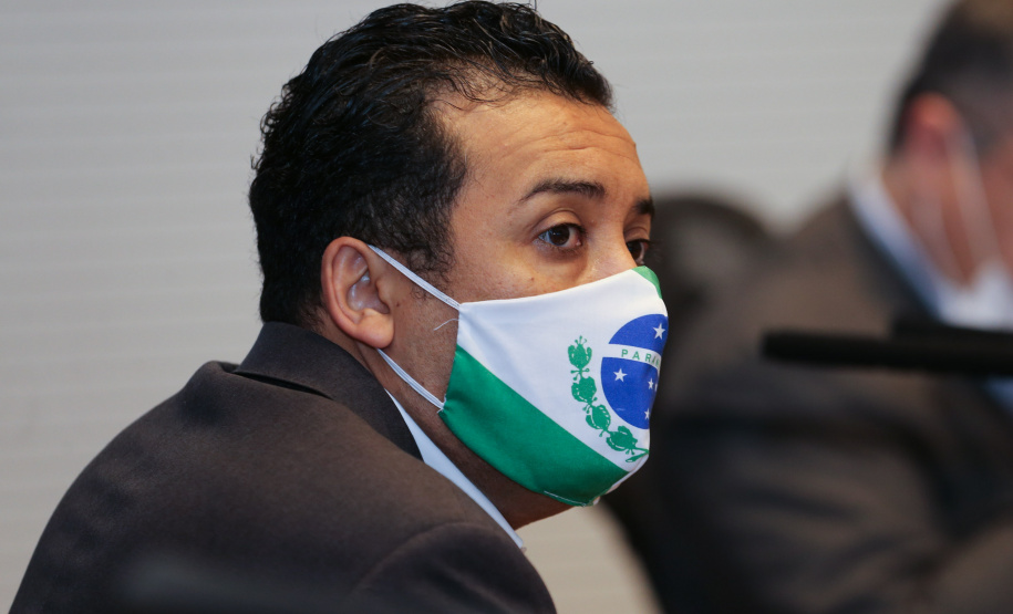 O Governador Carlos Massa Ratinho Junior em reuniao nesta quarta-feira (03/06),  com  Superintendente Geral do Hospital Erasto Gaertner, Adriano Lago, Secretário de Estado da Saude, Beto Preto e deputados no Palácio Iguaçu.  Curitiba, 03/06/2020 - Foto: Geraldo Bubniak/AEN