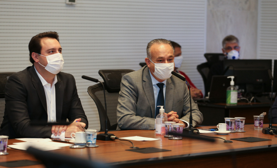 O Governador Carlos Massa Ratinho Junior em reuniao nesta quarta-feira (03/06),  com  Superintendente Geral do Hospital Erasto Gaertner, Adriano Lago, Secretário de Estado da Saude, Beto Preto e deputados no Palácio Iguaçu.  Curitiba, 03/06/2020 - Foto: Geraldo Bubniak/AEN