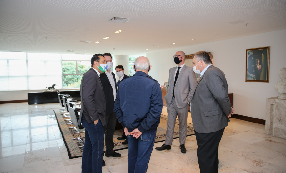 O Governador Carlos Massa Ratinho Junior em reuniao nesta quarta-feira (03/06),  com  Superintendente Geral do Hospital Erasto Gaertner, Adriano Lago, Secretário de Estado da Saude, Beto Preto e deputados no Palácio Iguaçu.  Curitiba, 03/06/2020 - Foto: Geraldo Bubniak/AEN