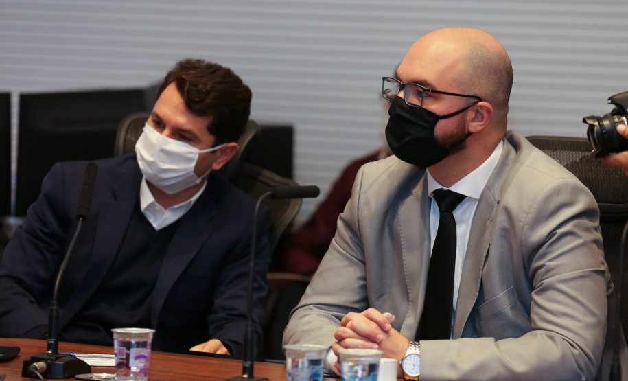 O Governador Carlos Massa Ratinho Junior em reuniao nesta quarta-feira (03/06),  com  Superintendente Geral do Hospital Erasto Gaertner, Adriano Lago, Secretário de Estado da Saude, Beto Preto e deputados no Palácio Iguaçu.  Curitiba, 03/06/2020 - Foto: Geraldo Bubniak/AEN