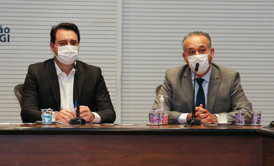 O Governador Carlos Massa Ratinho Junior em reuniao nesta quarta-feira (03/06),  com  Superintendente Geral do Hospital Erasto Gaertner, Adriano Lago, Secretário de Estado da Saude, Beto Preto e deputados no Palácio Iguaçu.  Curitiba, 03/06/2020 - Foto: Geraldo Bubniak/AEN