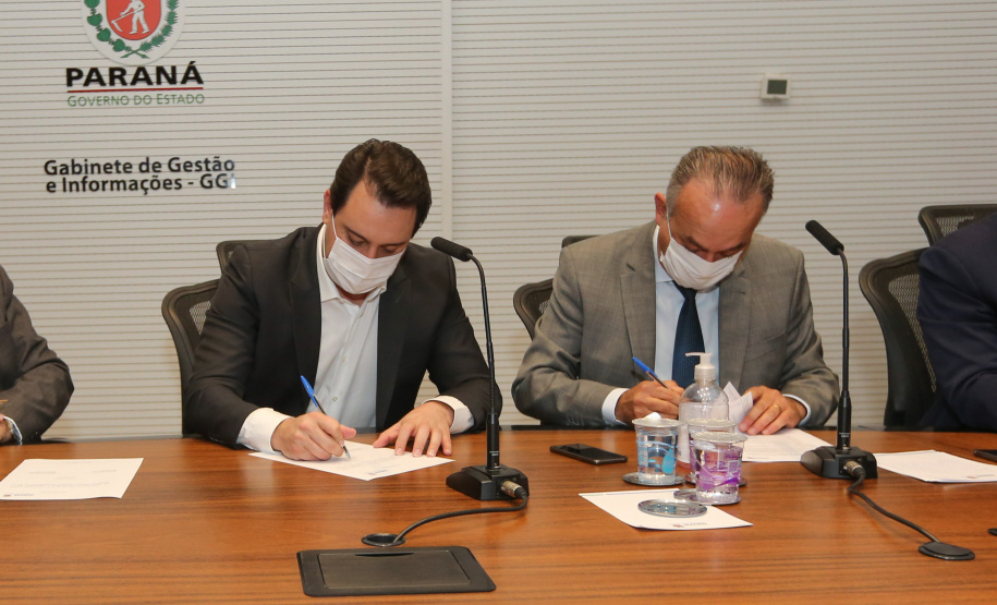 O Governador Carlos Massa Ratinho Junior em reuniao nesta quarta-feira (03/06),  com  Superintendente Geral do Hospital Erasto Gaertner, Adriano Lago, Secretário de Estado da Saude, Beto Preto e deputados no Palácio Iguaçu.  Curitiba, 03/06/2020 - Foto: Geraldo Bubniak/AEN