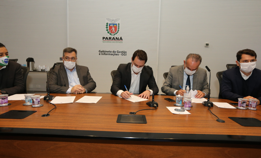 O Governador Carlos Massa Ratinho Junior em reuniao nesta quarta-feira (03/06),  com  Superintendente Geral do Hospital Erasto Gaertner, Adriano Lago, Secretário de Estado da Saude, Beto Preto e deputados no Palácio Iguaçu.  Curitiba, 03/06/2020 - Foto: Geraldo Bubniak/AEN