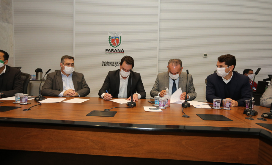O Governador Carlos Massa Ratinho Junior em reuniao nesta quarta-feira (03/06),  com  Superintendente Geral do Hospital Erasto Gaertner, Adriano Lago, Secretário de Estado da Saude, Beto Preto e deputados no Palácio Iguaçu.  Curitiba, 03/06/2020 - Foto: Geraldo Bubniak/AEN