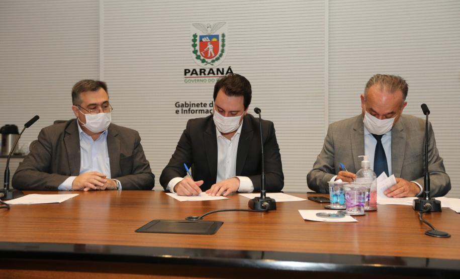 O Governador Carlos Massa Ratinho Junior em reuniao nesta quarta-feira (03/06),  com  Superintendente Geral do Hospital Erasto Gaertner, Adriano Lago, Secretário de Estado da Saude, Beto Preto e deputados no Palácio Iguaçu.  Curitiba, 03/06/2020 - Foto: Geraldo Bubniak/AEN