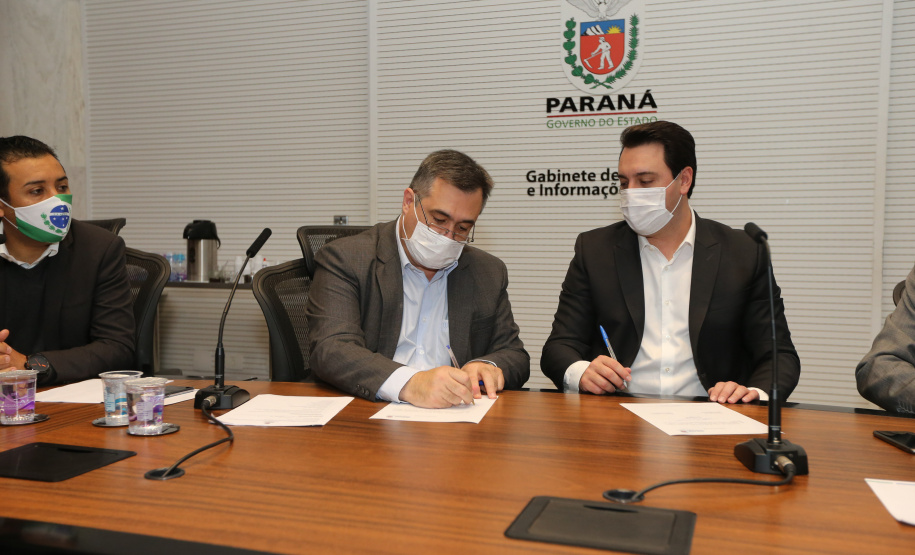O Governador Carlos Massa Ratinho Junior em reuniao nesta quarta-feira (03/06),  com  Superintendente Geral do Hospital Erasto Gaertner, Adriano Lago, Secretário de Estado da Saude, Beto Preto e deputados no Palácio Iguaçu.  Curitiba, 03/06/2020 - Foto: Geraldo Bubniak/AEN