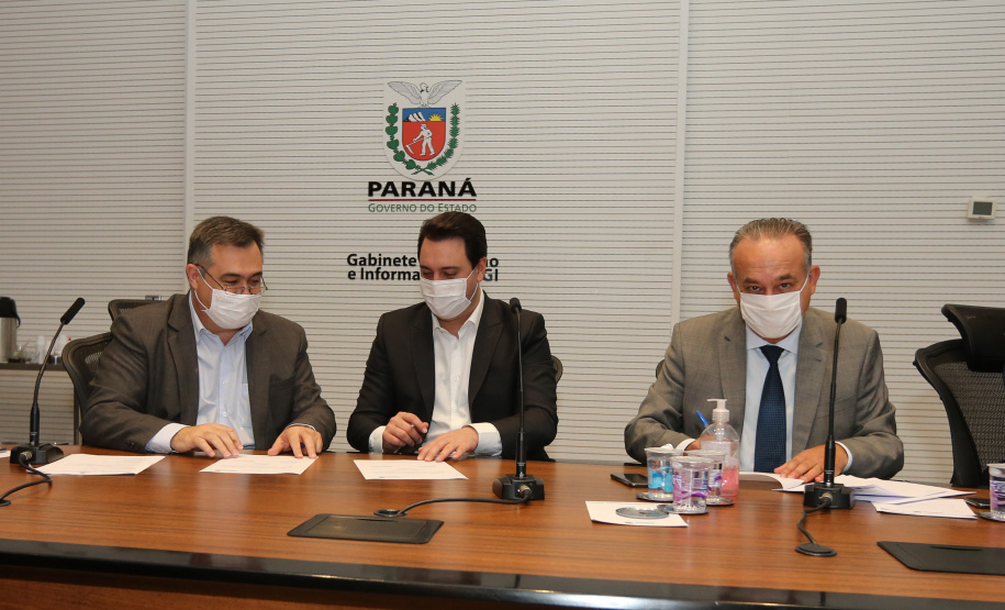 O Governador Carlos Massa Ratinho Junior em reuniao nesta quarta-feira (03/06),  com  Superintendente Geral do Hospital Erasto Gaertner, Adriano Lago, Secretário de Estado da Saude, Beto Preto e deputados no Palácio Iguaçu.  Curitiba, 03/06/2020 - Foto: Geraldo Bubniak/AEN