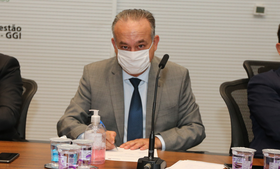 O Governador Carlos Massa Ratinho Junior em reuniao nesta quarta-feira (03/06),  com  Superintendente Geral do Hospital Erasto Gaertner, Adriano Lago, Secretário de Estado da Saude, Beto Preto e deputados no Palácio Iguaçu.  Curitiba, 03/06/2020 - Foto: Geraldo Bubniak/AEN