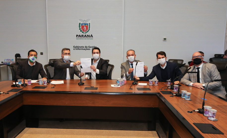 O Governador Carlos Massa Ratinho Junior em reuniao nesta quarta-feira (03/06),  com  Superintendente Geral do Hospital Erasto Gaertner, Adriano Lago, Secretário de Estado da Saude, Beto Preto e deputados no Palácio Iguaçu.  Curitiba, 03/06/2020 - Foto: Geraldo Bubniak/AEN