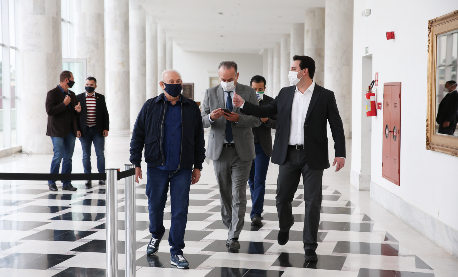 O Governador Carlos Massa Ratinho Junior em reuniao nesta quarta-feira (03/06),  com  Superintendente Geral do Hospital Erasto Gaertner, Adriano Lago, Secretário de Estado da Saude, Beto Preto e deputados no Palácio Iguaçu.  Curitiba, 03/06/2020 - Foto: Geraldo Bubniak/AEN