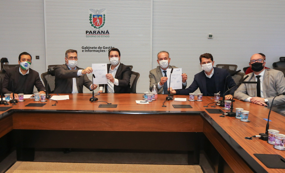 O Governador Carlos Massa Ratinho Junior em reuniao nesta quarta-feira (03/06),  com  Superintendente Geral do Hospital Erasto Gaertner, Adriano Lago, Secretário de Estado da Saude, Beto Preto e deputados no Palácio Iguaçu.  Curitiba, 03/06/2020 - Foto: Geraldo Bubniak/AEN