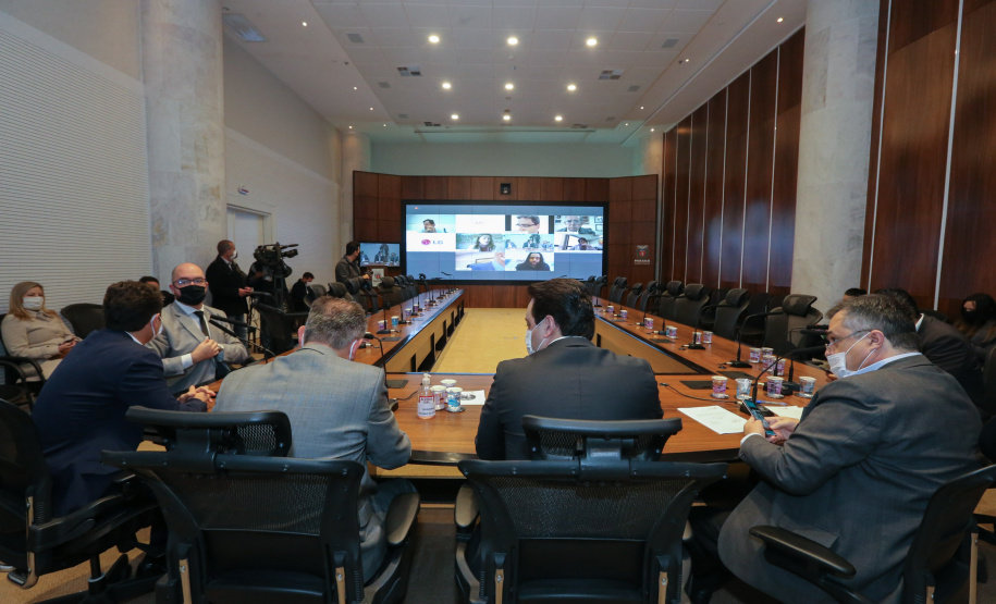 O Governador Carlos Massa Ratinho Junior em reuniao nesta quarta-feira (03/06),  com  Superintendente Geral do Hospital Erasto Gaertner, Adriano Lago, Secretário de Estado da Saude, Beto Preto e deputados no Palácio Iguaçu.  Curitiba, 03/06/2020 - Foto: Geraldo Bubniak/AEN
