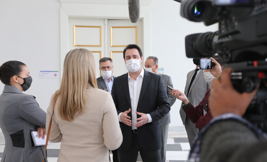 O Governador Carlos Massa Ratinho Junior em reuniao nesta quarta-feira (03/06),  com  Superintendente Geral do Hospital Erasto Gaertner, Adriano Lago, Secretário de Estado da Saude, Beto Preto e deputados no Palácio Iguaçu.  Curitiba, 03/06/2020 - Foto: Geraldo Bubniak/AEN