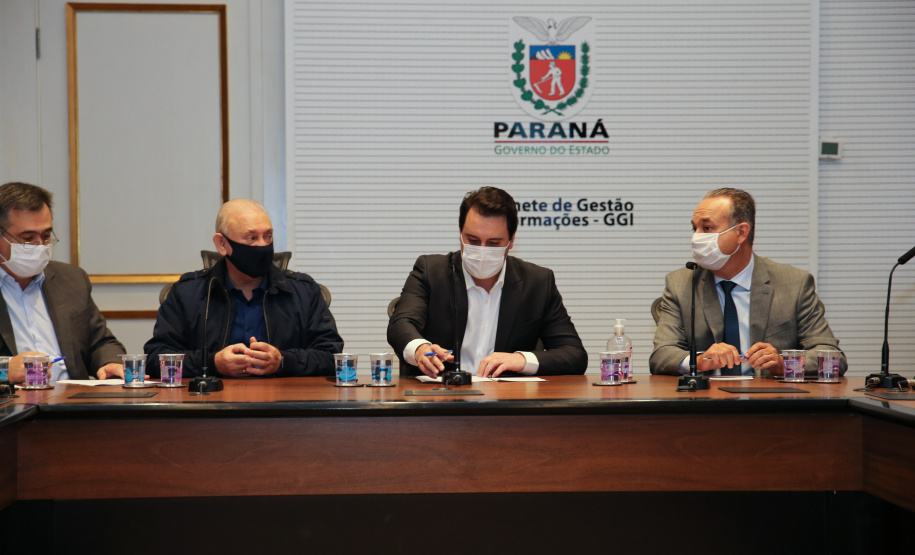 O Governador Carlos Massa Ratinho Junior em reuniao nesta quarta-feira (03/06),  com  Superintendente Geral do Hospital Erasto Gaertner, Adriano Lago, Secretário de Estado da Saude, Beto Preto e deputados no Palácio Iguaçu.  Curitiba, 03/06/2020 - Foto: Geraldo Bubniak/AEN