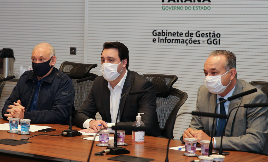 O Governador Carlos Massa Ratinho Junior em reuniao nesta quarta-feira (03/06),  com  Superintendente Geral do Hospital Erasto Gaertner, Adriano Lago, Secretário de Estado da Saude, Beto Preto e deputados no Palácio Iguaçu.  Curitiba, 03/06/2020 - Foto: Geraldo Bubniak/AEN
