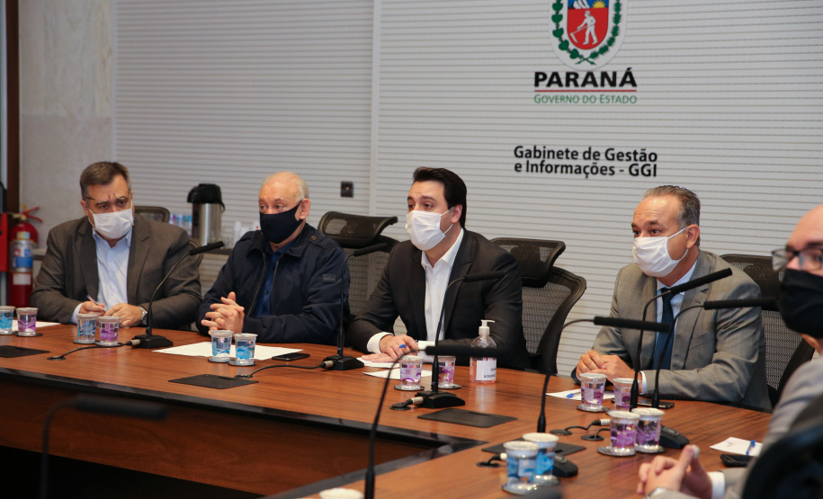 O Governador Carlos Massa Ratinho Junior em reuniao nesta quarta-feira (03/06),  com  Superintendente Geral do Hospital Erasto Gaertner, Adriano Lago, Secretário de Estado da Saude, Beto Preto e deputados no Palácio Iguaçu.  Curitiba, 03/06/2020 - Foto: Geraldo Bubniak/AEN