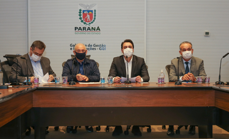 Reuniao Erasto O governador Carlos Massa Ratinho Junior confirmou nesta quarta-feira (03) que o Hospital Erasto Gaertner, de Curitiba, é quem vai administrar o Hospital Regional de Guarapuava, na Região Central do Paraná. O convênio, inclusive, já foi assinado pelas partes. Em fase final de construção, o complexo médico deve ser inaugurado pelo Governo do Paraná até o fim deste mês.
Curitiba, 03/06/2020 - Foto: Geraldo Bubniak/AEN
