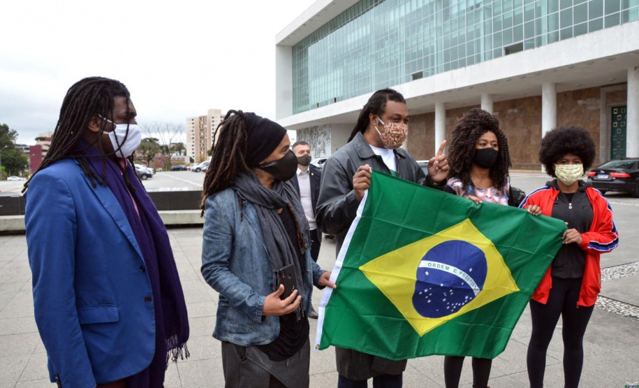 Representantes do Movimento Negro Organizado de Curitiba fizeram nesta quarta-feira (3) a entrega simbólica de uma bandeira nacional ao chefe da Casa Militar do Governo do Estado, tenente-coronel Welby Pereira Sales. O ato, acompanhado pela Superintendência Geral de Diálogo e Interação Social (Sudis), teve como objetivo de repudiar a ação de vandalismo que queimou, na segunda-feira (01), a Bandeira do Brasil que fica hasteada em frente ao Palácio Iguaçu. Foto: Nelson Orlando de Andrade/SUDIS