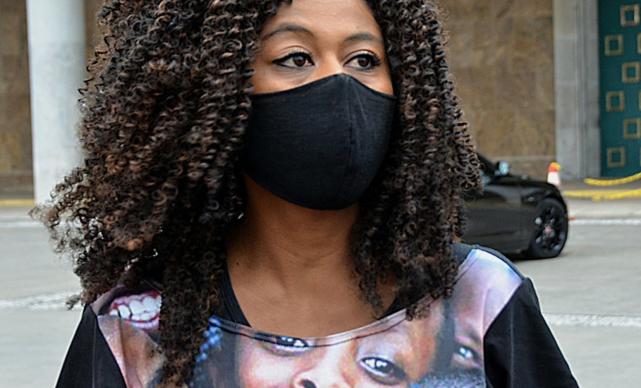 Representantes do Movimento Negro Organizado de Curitiba fizeram nesta quarta-feira (3) a entrega simbólica de uma bandeira nacional ao chefe da Casa Militar do Governo do Estado, tenente-coronel Welby Pereira Sales. O ato, acompanhado pela Superintendência Geral de Diálogo e Interação Social (Sudis), teve como objetivo de repudiar a ação de vandalismo que queimou, na segunda-feira (01), a Bandeira do Brasil que fica hasteada em frente ao Palácio Iguaçu. Foto: Nelson Orlando de Andrade/SUDIS