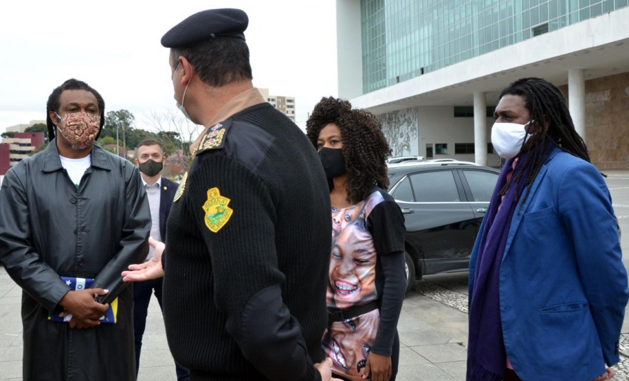 Representantes do Movimento Negro Organizado de Curitiba fizeram nesta quarta-feira (3) a entrega simbólica de uma bandeira nacional ao chefe da Casa Militar do Governo do Estado, tenente-coronel Welby Pereira Sales. O ato, acompanhado pela Superintendência Geral de Diálogo e Interação Social (Sudis), teve como objetivo de repudiar a ação de vandalismo que queimou, na segunda-feira (01), a Bandeira do Brasil que fica hasteada em frente ao Palácio Iguaçu. Foto: Nelson Orlando de Andrade/SUDIS
