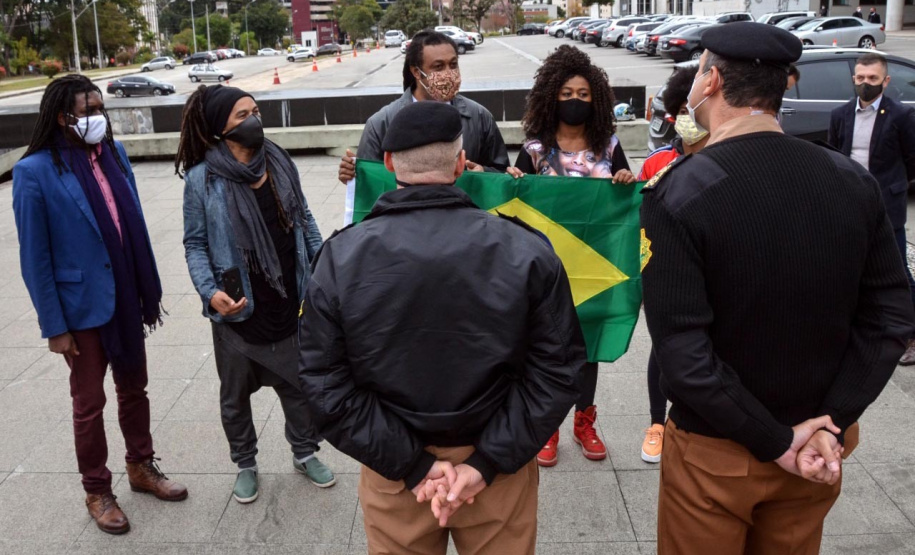 Representantes do Movimento Negro Organizado de Curitiba fizeram nesta quarta-feira (3) a entrega simbólica de uma bandeira nacional ao chefe da Casa Militar do Governo do Estado, tenente-coronel Welby Pereira Sales. O ato, acompanhado pela Superintendência Geral de Diálogo e Interação Social (Sudis), teve como objetivo de repudiar a ação de vandalismo que queimou, na segunda-feira (01), a Bandeira do Brasil que fica hasteada em frente ao Palácio Iguaçu. Foto: Nelson Orlando de Andrade/SUDIS