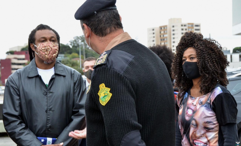 Representantes do Movimento Negro Organizado de Curitiba fizeram nesta quarta-feira (3) a entrega simbólica de uma bandeira nacional ao chefe da Casa Militar do Governo do Estado, tenente-coronel Welby Pereira Sales. O ato, acompanhado pela Superintendência Geral de Diálogo e Interação Social (Sudis), teve como objetivo de repudiar a ação de vandalismo que queimou, na segunda-feira (01), a Bandeira do Brasil que fica hasteada em frente ao Palácio Iguaçu. Foto: Nelson Orlando de Andrade/SUDIS