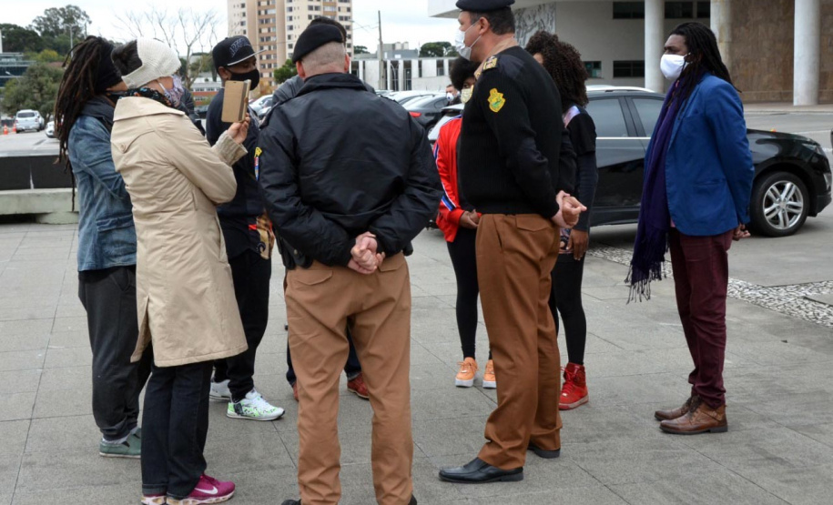 Representantes do Movimento Negro Organizado de Curitiba fizeram nesta quarta-feira (3) a entrega simbólica de uma bandeira nacional ao chefe da Casa Militar do Governo do Estado, tenente-coronel Welby Pereira Sales. O ato, acompanhado pela Superintendência Geral de Diálogo e Interação Social (Sudis), teve como objetivo de repudiar a ação de vandalismo que queimou, na segunda-feira (01), a Bandeira do Brasil que fica hasteada em frente ao Palácio Iguaçu. Foto: Nelson Orlando de Andrade/SUDIS