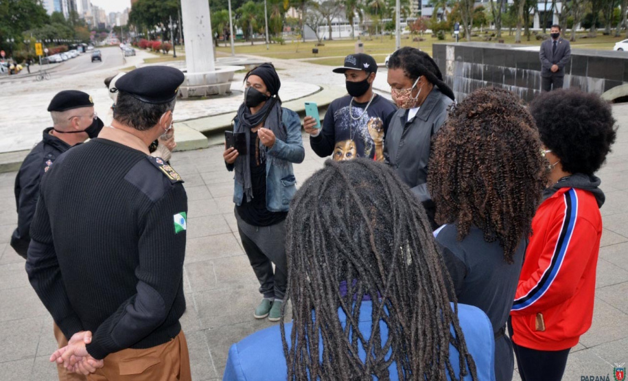 Representantes do Movimento Negro Organizado de Curitiba fizeram nesta quarta-feira (3) a entrega simbólica de uma bandeira nacional ao chefe da Casa Militar do Governo do Estado, tenente-coronel Welby Pereira Sales. O ato, acompanhado pela Superintendência Geral de Diálogo e Interação Social (Sudis), teve como objetivo de repudiar a ação de vandalismo que queimou, na segunda-feira (01), a Bandeira do Brasil que fica hasteada em frente ao Palácio Iguaçu. Foto: Nelson Orlando de Andrade/SUDIS