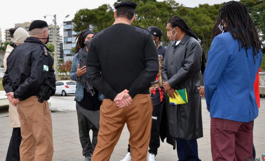 Representantes do Movimento Negro Organizado de Curitiba fizeram nesta quarta-feira (3) a entrega simbólica de uma bandeira nacional ao chefe da Casa Militar do Governo do Estado, tenente-coronel Welby Pereira Sales. O ato, acompanhado pela Superintendência Geral de Diálogo e Interação Social (Sudis), teve como objetivo de repudiar a ação de vandalismo que queimou, na segunda-feira (01), a Bandeira do Brasil que fica hasteada em frente ao Palácio Iguaçu. Foto: Nelson Orlando de Andrade/SUDIS