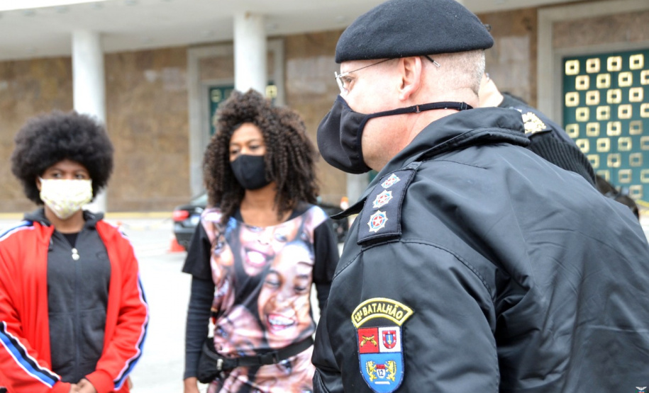 Representantes do Movimento Negro Organizado de Curitiba fizeram nesta quarta-feira (3) a entrega simbólica de uma bandeira nacional ao chefe da Casa Militar do Governo do Estado, tenente-coronel Welby Pereira Sales. O ato, acompanhado pela Superintendência Geral de Diálogo e Interação Social (Sudis), teve como objetivo de repudiar a ação de vandalismo que queimou, na segunda-feira (01), a Bandeira do Brasil que fica hasteada em frente ao Palácio Iguaçu. Foto: Nelson Orlando de Andrade/SUDIS