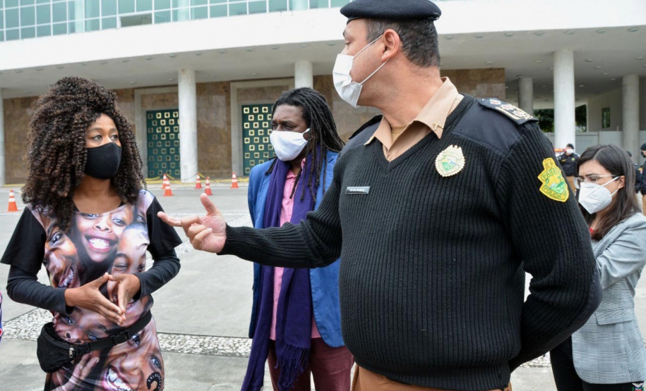 Representantes do Movimento Negro Organizado de Curitiba fizeram nesta quarta-feira (3) a entrega simbólica de uma bandeira nacional ao chefe da Casa Militar do Governo do Estado, tenente-coronel Welby Pereira Sales. O ato, acompanhado pela Superintendência Geral de Diálogo e Interação Social (Sudis), teve como objetivo de repudiar a ação de vandalismo que queimou, na segunda-feira (01), a Bandeira do Brasil que fica hasteada em frente ao Palácio Iguaçu. Foto: Nelson Orlando de Andrade/SUDIS