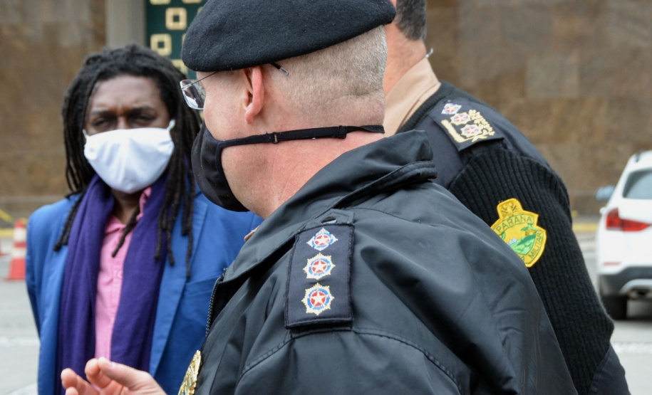 Representantes do Movimento Negro Organizado de Curitiba fizeram nesta quarta-feira (3) a entrega simbólica de uma bandeira nacional ao chefe da Casa Militar do Governo do Estado, tenente-coronel Welby Pereira Sales. O ato, acompanhado pela Superintendência Geral de Diálogo e Interação Social (Sudis), teve como objetivo de repudiar a ação de vandalismo que queimou, na segunda-feira (01), a Bandeira do Brasil que fica hasteada em frente ao Palácio Iguaçu. Foto: Nelson Orlando de Andrade/SUDIS