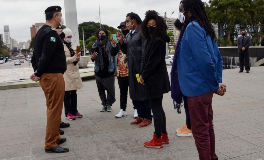 Representantes do Movimento Negro Organizado de Curitiba fizeram nesta quarta-feira (3) a entrega simbólica de uma bandeira nacional ao chefe da Casa Militar do Governo do Estado, tenente-coronel Welby Pereira Sales. O ato, acompanhado pela Superintendência Geral de Diálogo e Interação Social (Sudis), teve como objetivo de repudiar a ação de vandalismo que queimou, na segunda-feira (01), a Bandeira do Brasil que fica hasteada em frente ao Palácio Iguaçu. Foto: Nelson Orlando de Andrade/SUDIS
