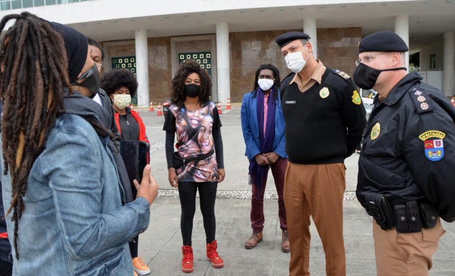 Representantes do Movimento Negro Organizado de Curitiba fizeram nesta quarta-feira (3) a entrega simbólica de uma bandeira nacional ao chefe da Casa Militar do Governo do Estado, tenente-coronel Welby Pereira Sales. O ato, acompanhado pela Superintendência Geral de Diálogo e Interação Social (Sudis), teve como objetivo de repudiar a ação de vandalismo que queimou, na segunda-feira (01), a Bandeira do Brasil que fica hasteada em frente ao Palácio Iguaçu. Foto: Nelson Orlando de Andrade/SUDIS