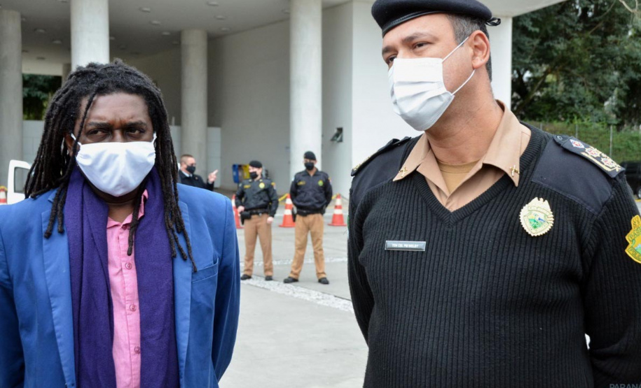 Representantes do Movimento Negro Organizado de Curitiba fizeram nesta quarta-feira (3) a entrega simbólica de uma bandeira nacional ao chefe da Casa Militar do Governo do Estado, tenente-coronel Welby Pereira Sales. O ato, acompanhado pela Superintendência Geral de Diálogo e Interação Social (Sudis), teve como objetivo de repudiar a ação de vandalismo que queimou, na segunda-feira (01), a Bandeira do Brasil que fica hasteada em frente ao Palácio Iguaçu. Foto: Nelson Orlando de Andrade/SUDIS