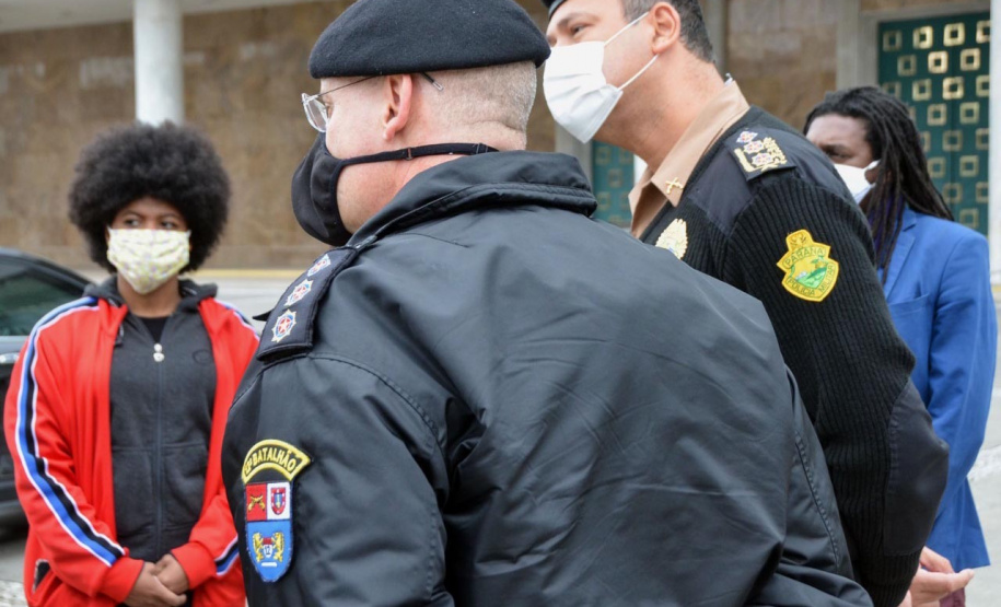 Representantes do Movimento Negro Organizado de Curitiba fizeram nesta quarta-feira (3) a entrega simbólica de uma bandeira nacional ao chefe da Casa Militar do Governo do Estado, tenente-coronel Welby Pereira Sales. O ato, acompanhado pela Superintendência Geral de Diálogo e Interação Social (Sudis), teve como objetivo de repudiar a ação de vandalismo que queimou, na segunda-feira (01), a Bandeira do Brasil que fica hasteada em frente ao Palácio Iguaçu. Foto: Nelson Orlando de Andrade/SUDIS