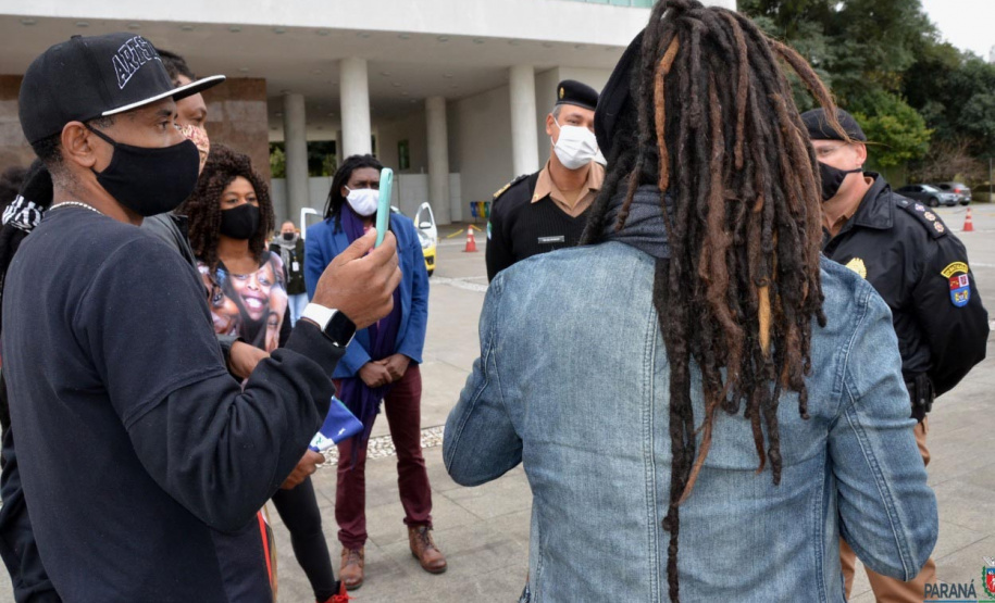 Representantes do Movimento Negro Organizado de Curitiba fizeram nesta quarta-feira (3) a entrega simbólica de uma bandeira nacional ao chefe da Casa Militar do Governo do Estado, tenente-coronel Welby Pereira Sales. O ato, acompanhado pela Superintendência Geral de Diálogo e Interação Social (Sudis), teve como objetivo de repudiar a ação de vandalismo que queimou, na segunda-feira (01), a Bandeira do Brasil que fica hasteada em frente ao Palácio Iguaçu. Foto: Nelson Orlando de Andrade/SUDIS