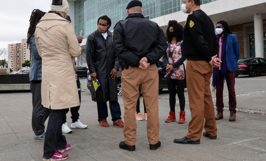 Representantes do Movimento Negro Organizado de Curitiba fizeram nesta quarta-feira (3) a entrega simbólica de uma bandeira nacional ao chefe da Casa Militar do Governo do Estado, tenente-coronel Welby Pereira Sales. O ato, acompanhado pela Superintendência Geral de Diálogo e Interação Social (Sudis), teve como objetivo de repudiar a ação de vandalismo que queimou, na segunda-feira (01), a Bandeira do Brasil que fica hasteada em frente ao Palácio Iguaçu. Foto: Nelson Orlando de Andrade/SUDIS