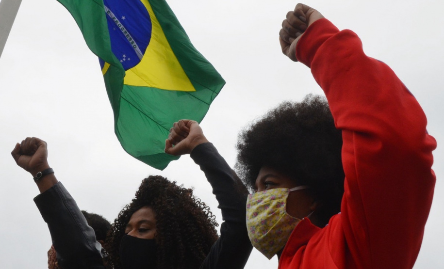 Representantes do Movimento Negro Organizado de Curitiba fizeram nesta quarta-feira (3) a entrega simbólica de uma bandeira nacional ao chefe da Casa Militar do Governo do Estado, tenente-coronel Welby Pereira Sales. O ato, acompanhado pela Superintendência Geral de Diálogo e Interação Social (Sudis), teve como objetivo de repudiar a ação de vandalismo que queimou, na segunda-feira (01), a Bandeira do Brasil que fica hasteada em frente ao Palácio Iguaçu. Foto: Nelson Orlando de Andrade/SUDIS
