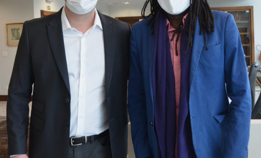 Representantes do Movimento Negro Organizado de Curitiba fizeram nesta quarta-feira (3) a entrega simbólica de uma bandeira nacional ao chefe da Casa Militar do Governo do Estado, tenente-coronel Welby Pereira Sales. O ato, acompanhado pela Superintendência Geral de Diálogo e Interação Social (Sudis), teve como objetivo de repudiar a ação de vandalismo que queimou, na segunda-feira (01), a Bandeira do Brasil que fica hasteada em frente ao Palácio Iguaçu. Foto: Nelson Orlando de Andrade/SUDIS