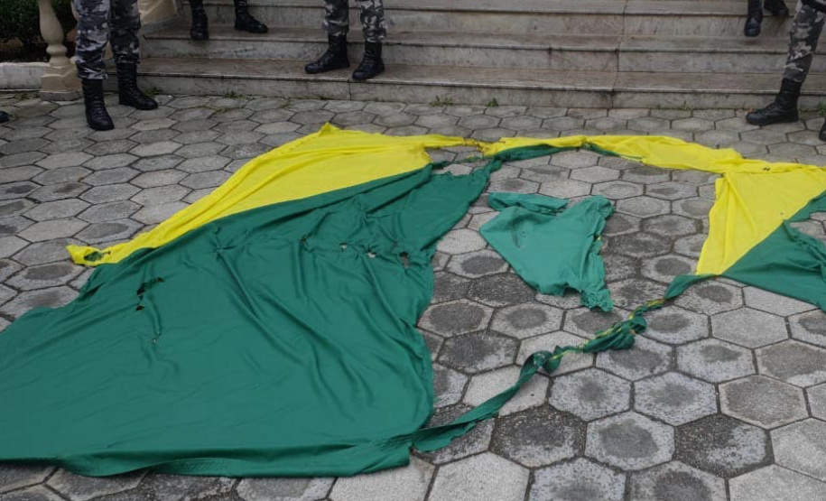 BOPE resgata parte da Bandeira Nacional vandalizada durante ato público em Curitiba; adolescente é apreendido.Foto:PMPR