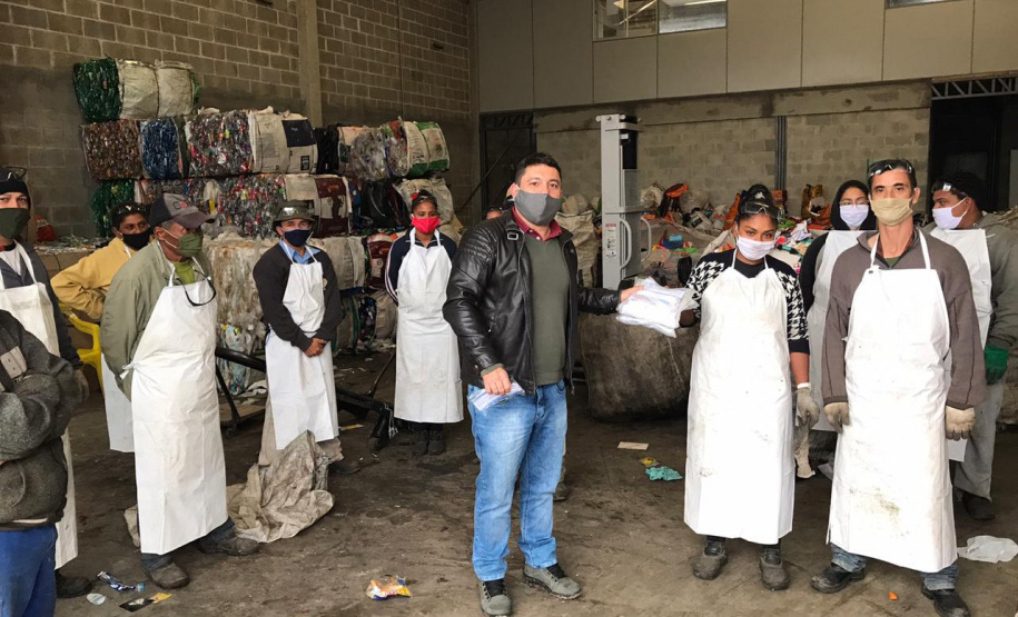 A Secretaria de Estado do Desenvolvimento Sustentável e do Turismo entregou 2.185 máscaras de pano para 29 cooperativas de materiais reciclados de 24 municípios paranaenses. A ação busca proteger os catadores de materiais recicláveis durante a pandemia do Covid-19. O repasse aconteceu a partir de segunda-feira (01). Foto: Divulgação/SEDEST