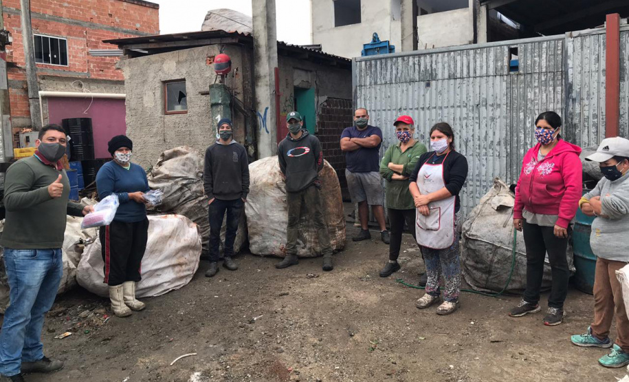 A Secretaria de Estado do Desenvolvimento Sustentável e do Turismo entregou 2.185 máscaras de pano para 29 cooperativas de materiais reciclados de 24 municípios paranaenses. A ação busca proteger os catadores de materiais recicláveis durante a pandemia do Covid-19. O repasse aconteceu a partir de segunda-feira (01). Foto: Divulgação/SEDEST